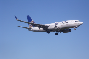 Ein United-Airlines-Boeing-737-800-Flugzeug mit weiß-blauer Lackierung im Flug.