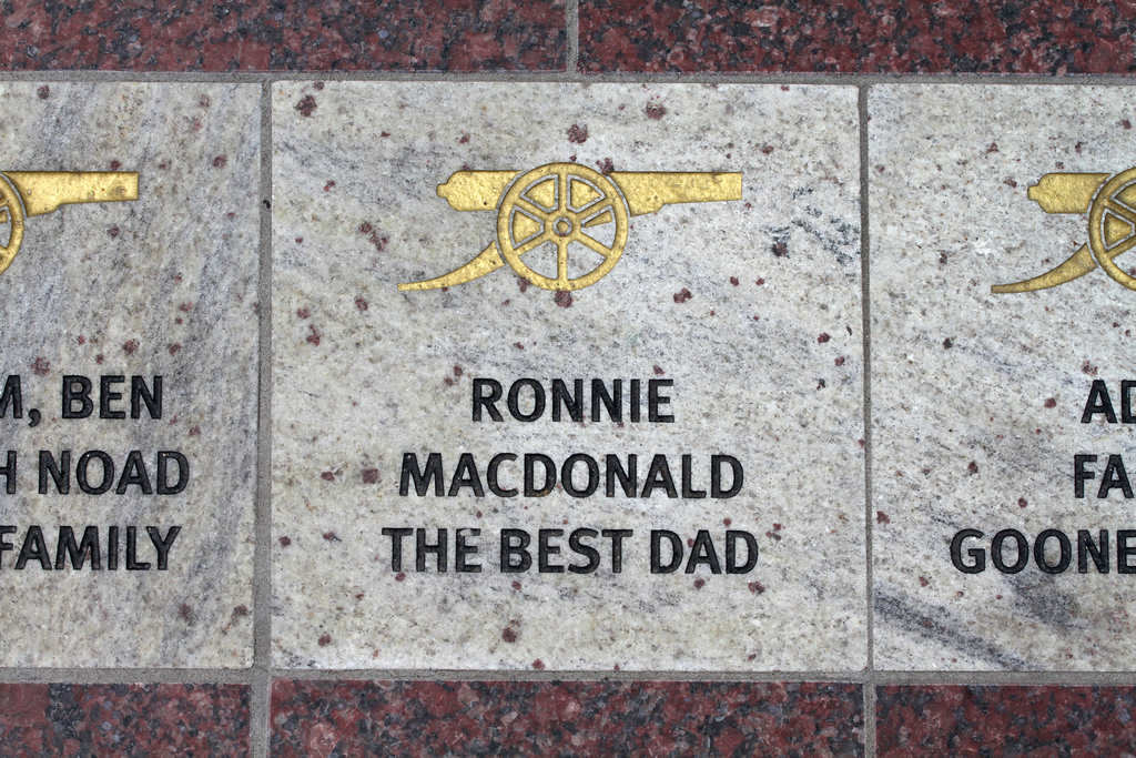 Eine historische Tafel mit Symbolen und Text in der Mitte des Bildes.