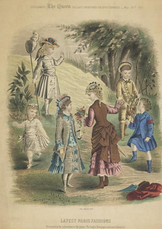 Eine Gruppe von Kindern in modischer Kleidung aus dem 19. Jahrhundert, die auf einer grasbewachsenen Fläche umgeben von Bäumen und Pflanzen stehen, mit Text unten, der 'Neueste Pariser Moden' lautet.